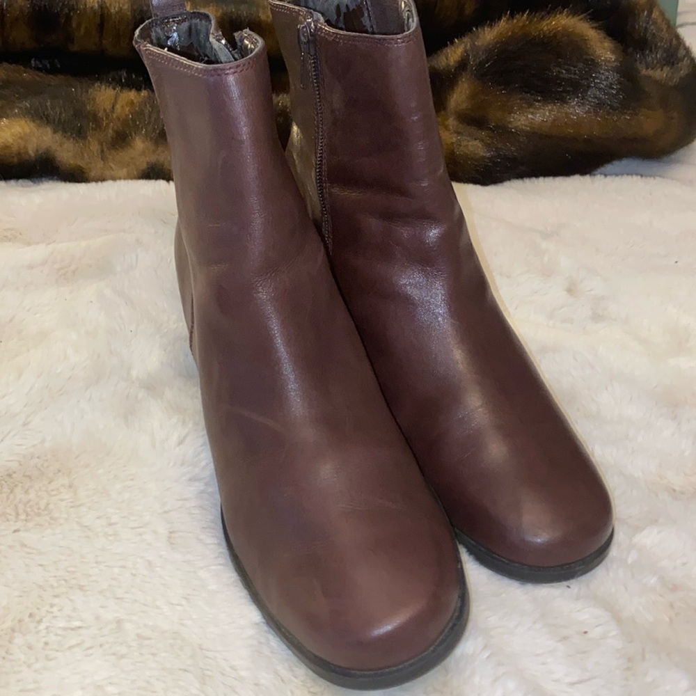 Womans Clark brown ankle boots with side zipper size 8 1/2